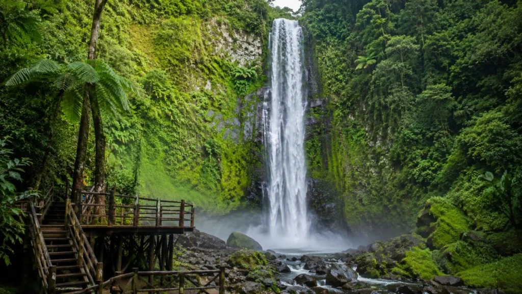 air terjun jumog karanganyar dengan tebing hijau dan air deras